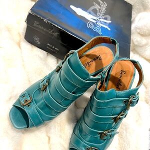 Peekaboo toe and scrap across back of heels 👠